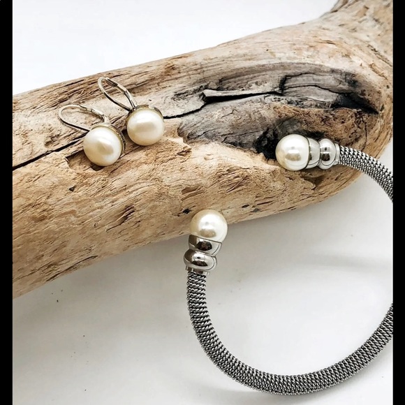 Vintage Silver Pearl Earrings & Mesh Cuff Bracelet 🤍 - Picture 7 of 10